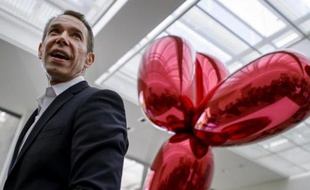 L'artiste américain Jeff Koons aux côtés de son "Balloon dog" lors d'une exposition à Bâle le 11 mai 2012