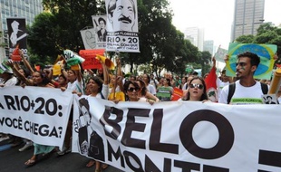 Des milliers de femmes de trente mouvements sociaux et paysans ont défilé lundi matin dans le coeur financier de Rio contre "l'économie verte" prônée au sommet de l'ONU sur le développement durable Rio+20 qui réunira une centaine de chefs d'Etat et de gouvernement de mercredi à vendredi.