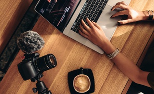 Certains ordinateurs portables permettent de faire du montage vidéo, même en déplacement.