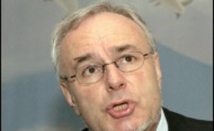 Plusieurs scénarios ont été évoqués: éviction du coprésident exécutif français Noël Forgeard et du PDG allemand d'Airbus Gustav Humbert, intégration accrue d'Airbus au sein d'EADS, arrivée du PDG de la SNCF Louis Gallois à la tête du groupe, abandon de la direction bicéphale. Sur ce sujet, les Français et les Allemands semblent encore s'opposer.