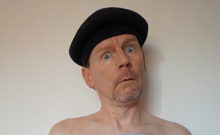 Andy Pudding, un Britannique installé à Toulouse depuis 22 ans, donne un spectacle humoristique sur le Brexit.
