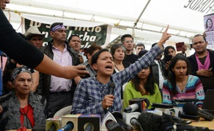 La mère et les enfants de la militante écologiste hondurienne Berta Caceres assassinée manifestent leur colère lors d'une conférence de presse à La Esperanza, le 5 mars 2016