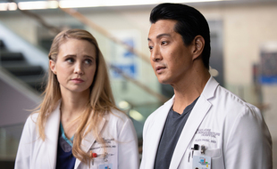 Fiona Gubelmann, et Will Yun Lee dans la série « The Good Doctor ».