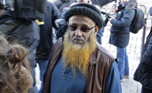 Le propriétaire de le librairie El Azhar, lors de son arrivée au tribunal de Lille, le 2 février.