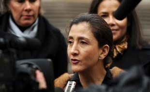 L'ex-otage franco-colombienne Ingrid Betancourt a appelé samedi soir les guérilleros des Farc à déserter avec leurs otages, dans un message téléphonique depuis Paris diffusé à Bogota où les familles des otages avaient organisé une veillée sur la place centrale.