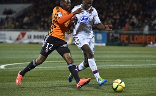 Mapou Yanga-Mbiwa s'impose ici devant le Lorientais Benjamin Moukandjo, le 3 avril (1-3).