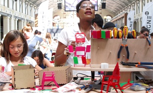 Une des makeuses de la première Maker Faire de Paris en 2014.
