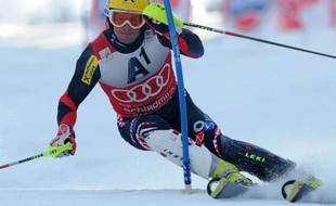 Le Croate Ivica Kostelic a chuté et l'Autrichien Marcel Hirscher a enfourché en 1re manche du dernier slalom de la saison dimanche à Schladming, offrant une chance inespérée au Suédois Andre Myhrer d'enlever la Coupe du monde de la spécialité en cas de 1re ou 2e place