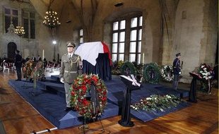Le cercueil de l'ancien président tchèque, Vaclav Havel, est exposé à Prague, le 21 décembre 2011.