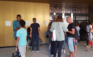 Des parents d'élève du Cours Julien lors de la rentrée scolaire