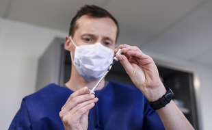 Illustration d'un médecin préparant un vaccin à Nantes.