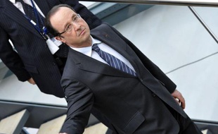 Sous pression de Bruxelles, le président français François Hollande s'est engagé mercredi à mener des réformes en faveur de la compétitivité, le jour où la France entrait en récession.