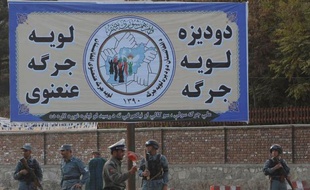 La Loya Jirga, grande assemblée traditionnelle afghane chargée de discuter d'une nouvelle stratégie de paix entre Kaboul et les talibans ainsi que des liens avec les Etats-Unis après 2014, s'ouvre mercredi à Kaboul, mais ne devrait accoucher que de principes vagues.