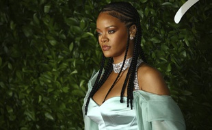 La chanteuse et créatrice de mode Rihanna aux British Fashion Awards, le 2 décembre 2019.