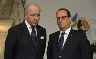Le ministre des Affaires étrangères Laurent Fabius et le président de la république François Hollande à La Valette à Malte, le 11 novembre 2015