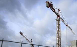 Illustration d'une grue sur un chantier.