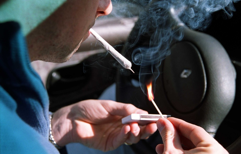 Toulouse Tranquille, il fume un joint en conduisant et fonce dans les ennuis Toulouse Tranquille, il fume un joint en conduisant et fonce dans les ennuis
