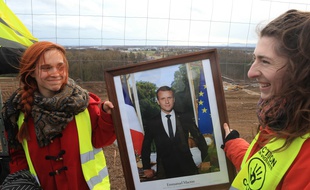 Kolbsheim le 5 mars 2019. «Réquisition» du portrait du président de la République en mairie de Kolsheim par ANVCOP21 pour aller «lui montrer » le chantier contesté du GCO.