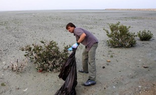 Nicolas Hulot, envoyé spécial du président de la République pour la protection de la planète, le 27 avril 2014 sur une plage de Koweït City