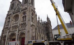 Une grue de 90 m de haut intervient sur le chantier de la basilique Saint-Donatien.