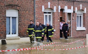 Une centaine de maisons du hameau de Caudescure à Merville (Nord) étaient complètement isolées mercredi après des inondations, alors que 3.000 foyers restaient privés d'électricité, principalement dans le secteur de Seclin (Nord), suite aux fortes chutes de neige de lundi