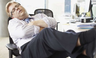 Un homme endormi à son bureau. Illustration