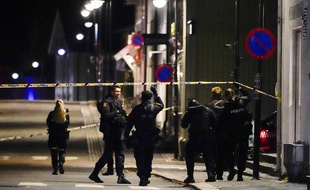 Des policiers déployés à Kongsberg, en Norvège, après une attaque par un homme armé d'un arc qui a fait plusieurs morts, le 13 octobre 2021.