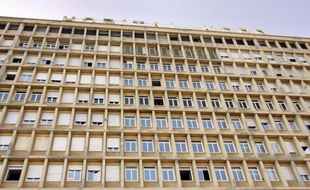 Un garçon de 18 ans a été poignardé dimanche à l'aube dans le centre-ville de Marseille par trois ou quatre jeunes hommes qui se sont ensuite attaqués à un infirmier des urgences, a-t-on appris de source policière.