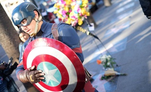 Un homme, déguisé en Captain America, rend hommage à Stan Lee près de son étoile sur Hollywood Boulevard, le 12 novembre 2018.