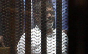Mohamed Morsi, au tribunal du Caire (Egypte), le 21 avril 2015.