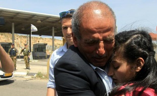 La jeune Palestinienne Dima al-Wawi retrouve son père lors de sa libération à un check-point à Tulkarem, en Territoires palestiniens, le 24 avril 2016