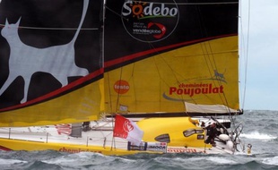 Le bateau du Suisse Bernard Stamm, qui participe au Vendée Globe, a été victime d'une collision avec un objet flottant non identifié (OFNI) dans la nuit de samedi à dimanche dans le Pacifique sud, a annoncé son équipe dimanche matin.