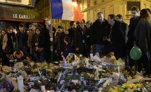 Fleurs et drapeaux tricolores en hommage aux victimes des attentats, le 16 novembre 2015 devant le café Le Carillon rue Bichat à Paris