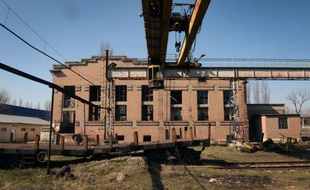 Après Florange en France, Liège en Belgique, la sidérurgie européenne souffre d'une nouvelle plaie ouverte: en Roumanie, la vente expéditive par le géant russe de l'acier Mechel de cinq unités pour 52 euros à une société quasi inconnue menace des milliers d'emplois.