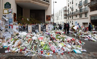 Des fleurs devant les locaux de Charlie Hebdo en janvier 2015 après les attaques terroristes qui ont frappé plusieurs endroits à Paris.
