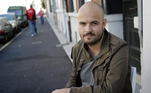 Lille, le 26 août 2013. L'acteur et metteur en scène français Julien Gosselin, révélation du festival d'Avignon 2013 pour sa mise en scène de la pièce "Les particules élémentaires", adaptée du roman éponyme de Houellebecq.