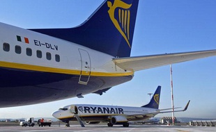 Un avion Ryanair sur le tarmac de l'aéroport de Marseille en novembre 2006.
