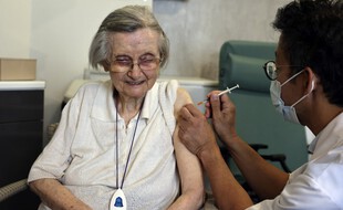 « Et voilà madame, un pass sanitaire tout neuf pour les six prochains mois. »