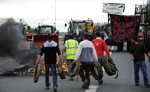 Des agriculteurs bloquent l'accès à l'île d'Oléron, le mercredi 22 juillet 2015.