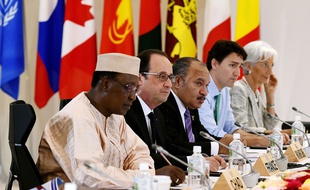 Le président tchadien Idriss Deby, François Hollande, le Premier ministre de Papouasie Nouvelle Guinée Peter O'Neill, le Premier ministre canadien Justin Trudeay et la directrice du FMI Christine Lagarde au G7 à Ise-Shima, le 27 mai 2016.