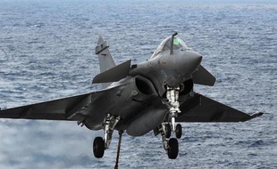 Un Rafale décolle du porte-avions Charles-de-Gaulle au large de Toulon, le 15 janvier 2015