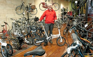 Pour le commerçant André Pardon, le vélo du futur sera petit, à l'instar de ce modèle pliable.