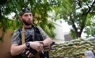 Un séparatiste prorusse garde une barricade à Marioupol, dans l'est de l'Ukraine, le 9 juin 2014