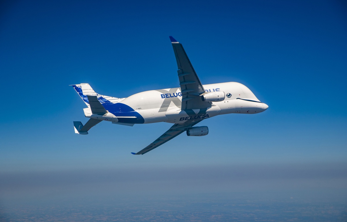 Avion Qui Vole En Dehors Des Lignes VIDEO. Deux ailes d'avion en soute, la cargaison hors norme du Beluga XL a  volé pour la première fois