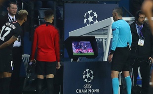 L'arbitre Skomina visualise la main de Kimpembe lors du match entre le PSG et Manchester United