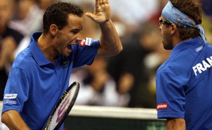 Les joeuurs français Michaël Llodra (à g.) et Arnaud Clément, lors d'un match en double de Coupe Davis, le 12 avril 2008.