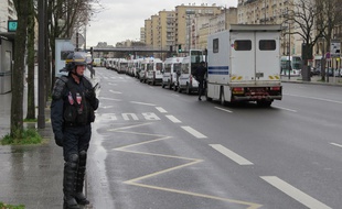 Des dizaines de fourgons de CRS arrivent cours de Vincennes