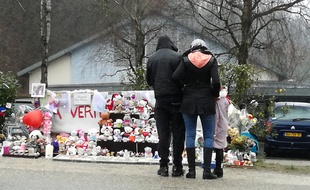 Pont-de-Beauvoisin, le 15 février 2018. Des anonymes viennent se recueillir devnat la salle des fêtes du village, où la Maëlys avait disparu fin août 2017.