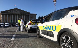 Quelques dizaines de soignants du Samu se sont brièvement rassemblés mercredi devant l'Assemblée nationale pour s'opposer au projet de numéro unique.
