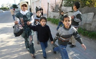 Des dizaines de familles fuyaient le secteur vers le sud en voitures, dans des camions, à l'approche des blindés israéliens, toujours selon les témoins. Les blindés israéliens ont également coupé un important axe routier à la hauteur de Jabaliya et Beit Lahya, dans le nord de la bande de Gaza, ainsi que près de Boureij, dans le centre.